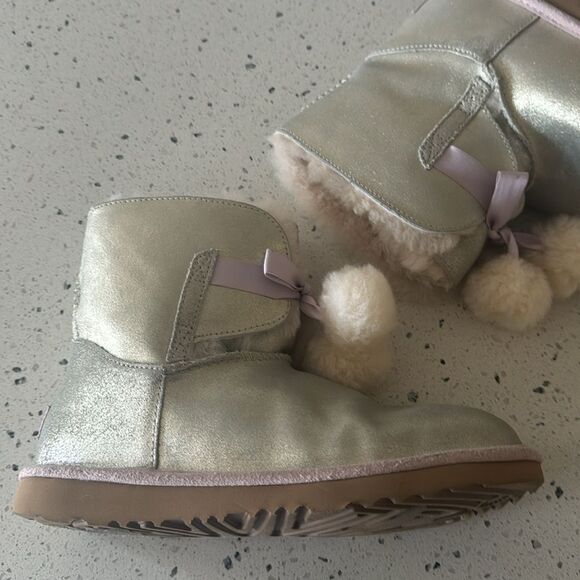 UGG Gita Pom Pom Girl's Metallic Gold Pink Leather Shearling Boots Size 6 Youth - Picture 14 of 16